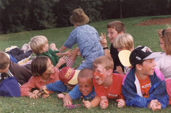 Kinder purzeln lachend