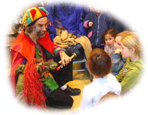 Foto: Micha und Chichi im Kreis von Kindern