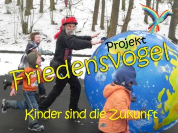 Bild von Micha, der gemeinsam mit Kinder, eine Erdkugel durch die Straen rollt fr das Projekt Friedensvogel