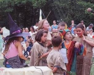 Kinder in Fantasiekostümen bei einem Abenteuer im Wald