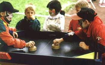 Kinder spielen Powerball mit Holzpushern