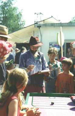 Micha mit Cowboyhut, vor rund 20 Jahren, am Coolball-Tisch mit Kindern