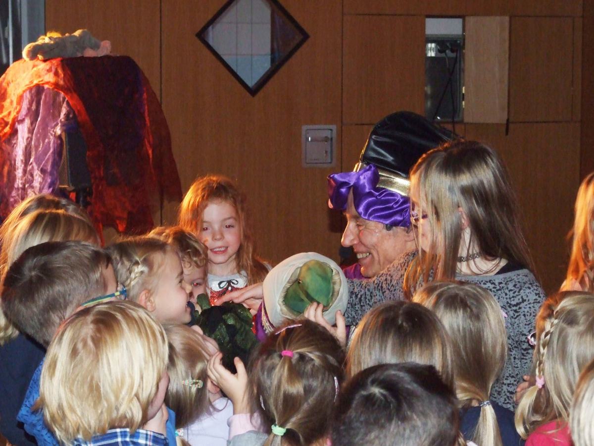 Nach der Vorstellung: Kinder drängen sich um Micha und streicheln die Drachenpuppen
