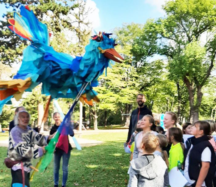Der Friedensvogel im Park, Kinder schauen staunend zu