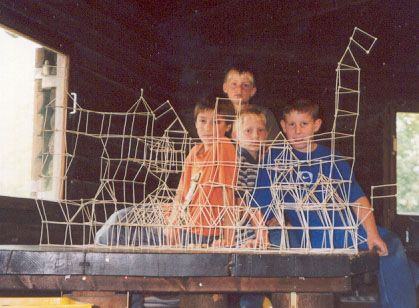 Vier Kinder hinter ihrem riesigen Erbsen-Bauwerk